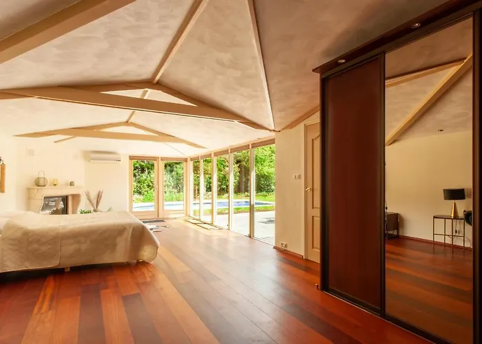 13p 5b Beautiful With Heated Pool And Jacuzzi Heerhugowaard